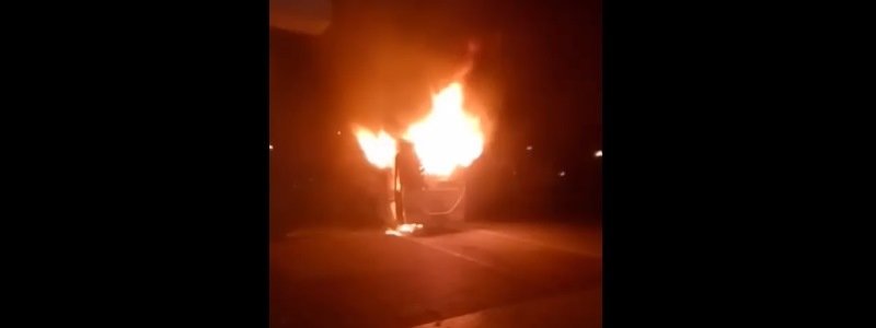 В Днепре на автовокзале сгорел автобус (ВИДЕО, ФОТО)