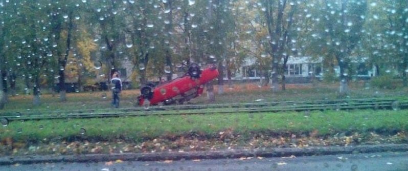 На улице Кротова перевернулась машина (ФОТО)