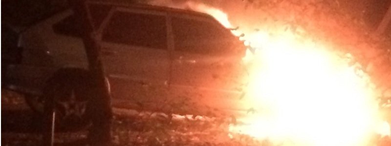 В Днепре на улице Воронцова, 77 горел автомобиль ВАЗ (ФОТО)