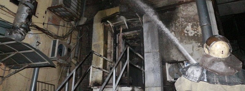 Ночью в Днепре на проспекте Яворницкого горел ресторан Сonfetti (ФОТО)
