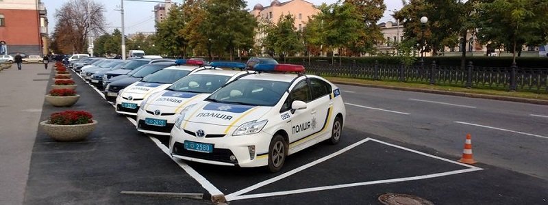 В Днепре полиция нарушает закон и паркуется на местах для инвалидов (ФОТО)