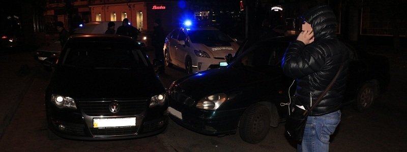 В Днепре на улице Магдебургского права столкнулись 2 автомобиля (ФОТО)