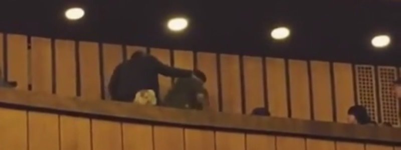 Драка в Оперном театре Днепра: женщина ударила мужчину молотком по голове (ВИДЕО)
