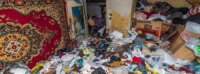 У жительницы Днепра в квартире образовалась огромная мусоросвалка: как решили проблему (ФОТО)