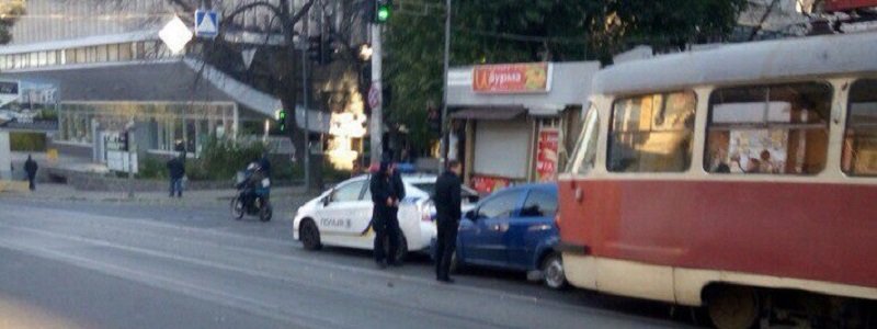 ДТП на Чернышевского: столкнулись трамвай и легковушка (ФОТО)