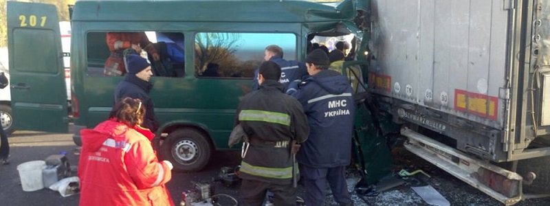 ДТП на Малиновского с пострадавшими: столкнулись маршрутка и фура (ФОТО, ВИДЕО)