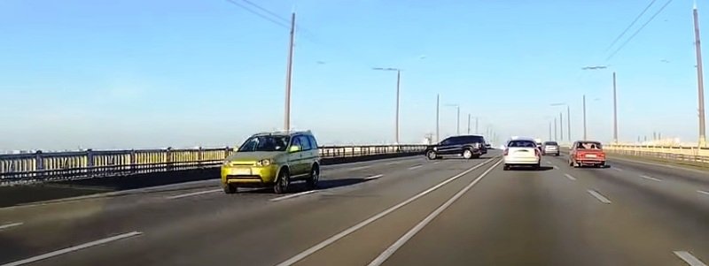 На Новом мосту горе-водитель на Мерседесе чуть не создал аварийную ситуацию (ВИДЕО)
