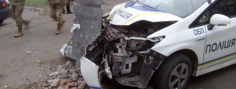 В Днепре полицейские на Toyota Prius протаранили столб (ФОТО)