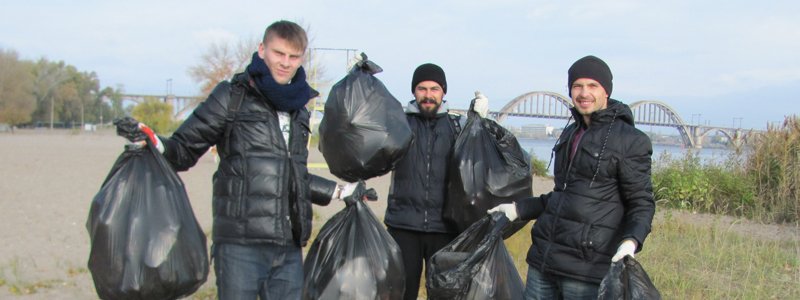 На Монастырском острове эко-активисты убирали мусор (ФОТО)