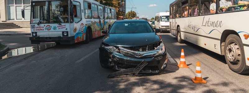В Днепре напротив "Барон Разгуляефф" столкнулись мотоцикл и Toyota: пострадала девушка