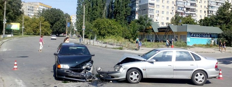 В Днепре на проспекте Героев столкнулись ВАЗ и Opel