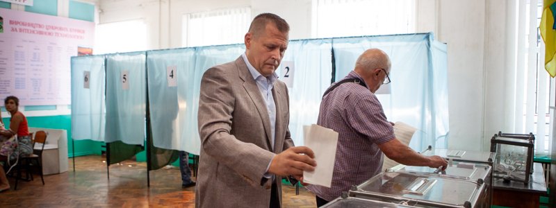 Мэр Днепра Борис Филатов проголосовал на выборах в Верховную Раду