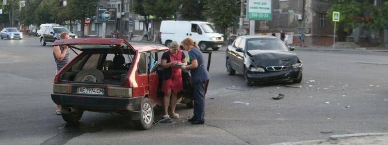В Днепре на проспекте Богдана Хмельницкого столкнулись ВАЗ и Daewoo: пострадала женщина