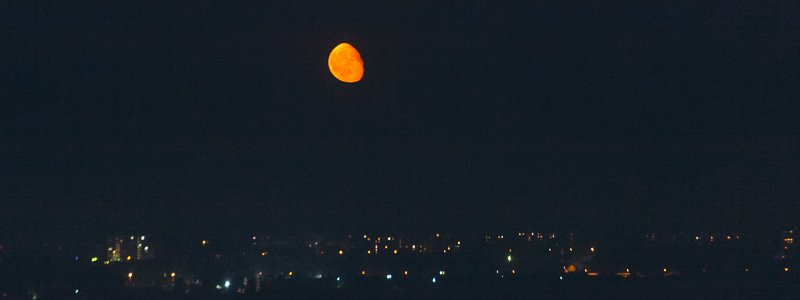 Над Днепром взошла кровавая луна: смотрите фотографии