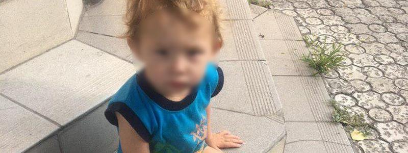 В Днепре брошенный двухлетний мальчик бродил по улице с ножом