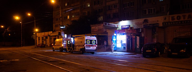 В Днепре на Леваневского на трамвайной остановке умер мужчина