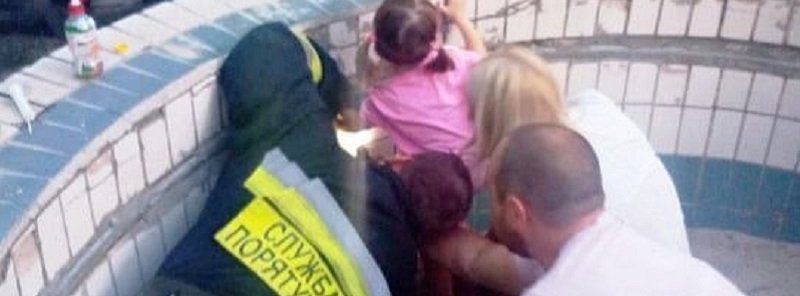 В Днепре 2-летняя девочка застряла в сливной трубе бассейна: ребенка госпитализировали