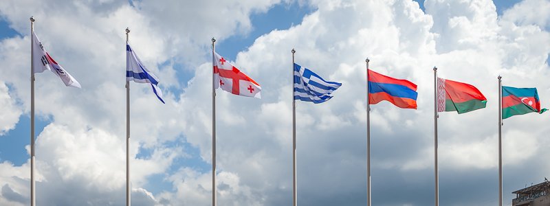 Возле горсовета Днепра вывесили флаги других стран