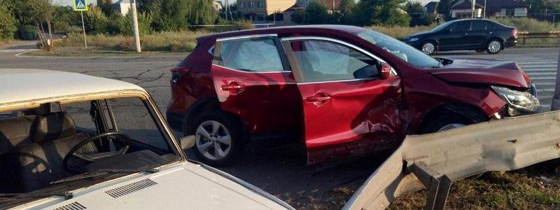 В Днепре на Полтавском шоссе Nissan ударил Hyundai и врезался в отбойник