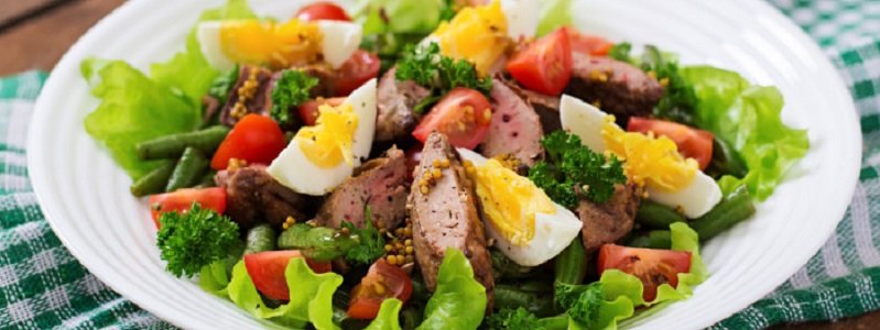 Простые и вкусные рецепты: как приготовить салат с куриной печенью и персиками