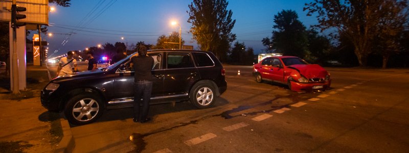 В Днепре напротив SFERA столкнулись Daewoo и Volkswagen: пострадал мужчина