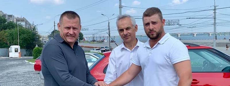 Мэр Днепра Филатов наградил инспекторов парковки, которые чуть не утащили его авто