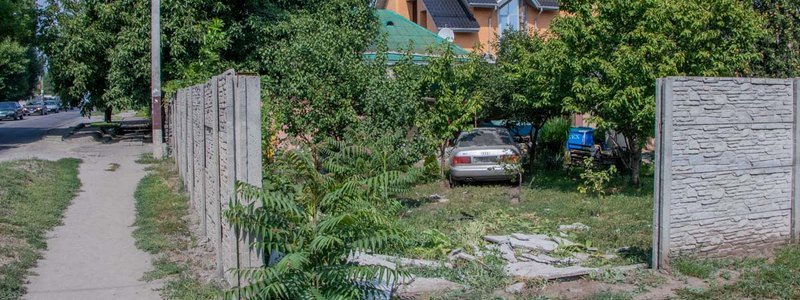 ДТП на Байкальской в Днепре: Audi пробил забор и залетел во двор частного дома