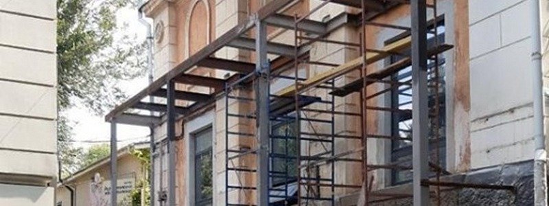Жители Днепра продолжают уродовать городские фасады