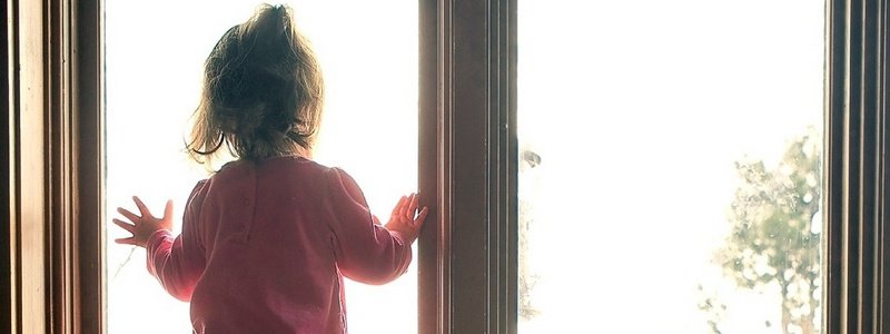 В Днепре 7-летняя девочка сбежала из дома через окно