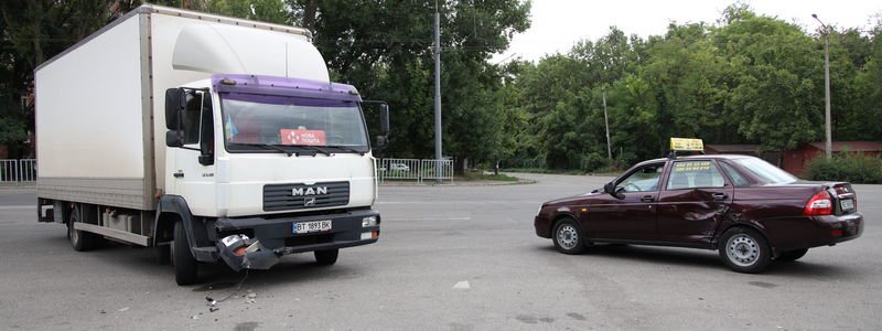 В Днепре столкнулись грузовик "Новой почты" и учебная Lada: пострадала женщина