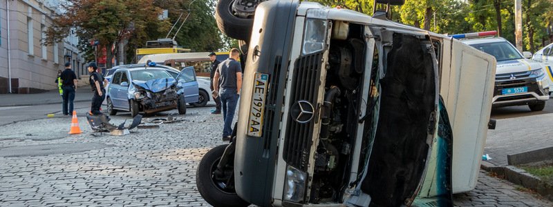 В центре Днепра перевернулась маршрутка с пассажирами: пострадали больше 10 человек