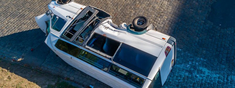 В центре Днепра перевернулась маршрутка с пассажирами: появилось видео момента аварии