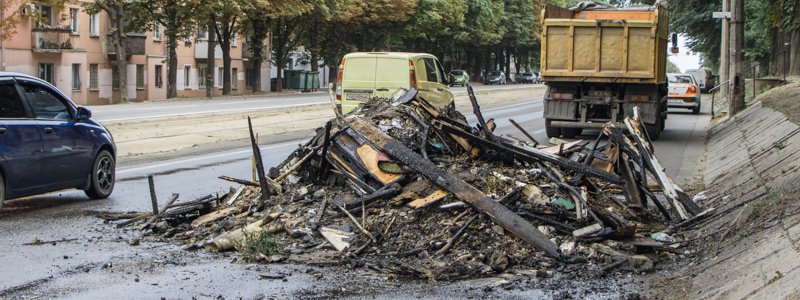 В Днепре на Мазепы загорелся КамАЗ, груженный мусором