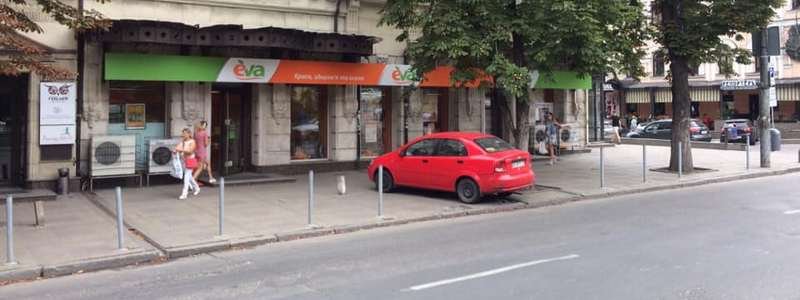 В центре Днепра водители вырывают столбики, чтобы припарковаться с нарушением правил