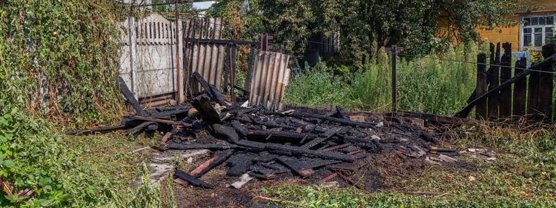 В Днепре во дворе частного дома на Чайковского возник пожар: огонь перебросился на забор соседей