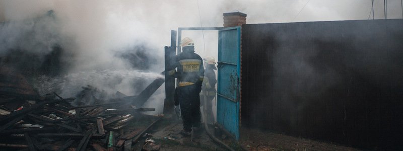 В Днепре в пожаре за ТРЦ "Приозерный" погибла женщина
