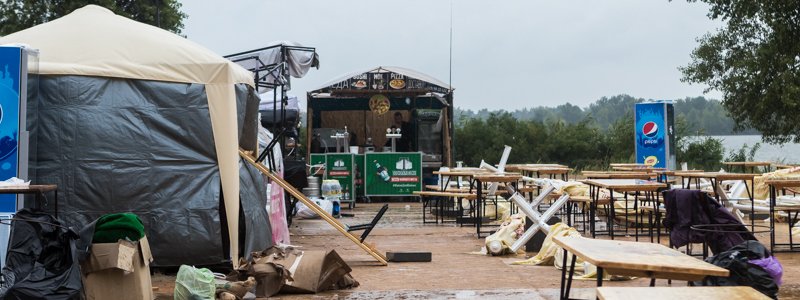 Закрытые фудкорты и немного хаоса: как фестиваль БеzViz выживает во время дождя