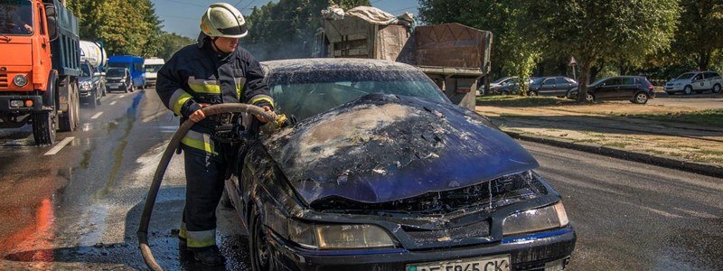 В Днепре на Макарова автомобиль без водителя загорелся и выкатился на дорогу