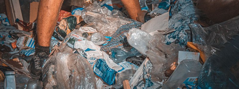 Горы мусора и невыносимые запахи: в Днепре расчистили квартиру, заваленную хламом