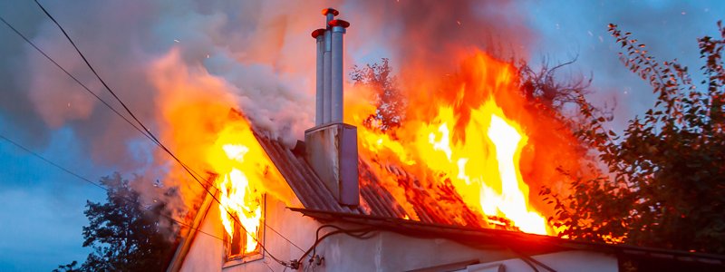 В Днепре на Голубиной сгорела крыша жилого дома и сарай
