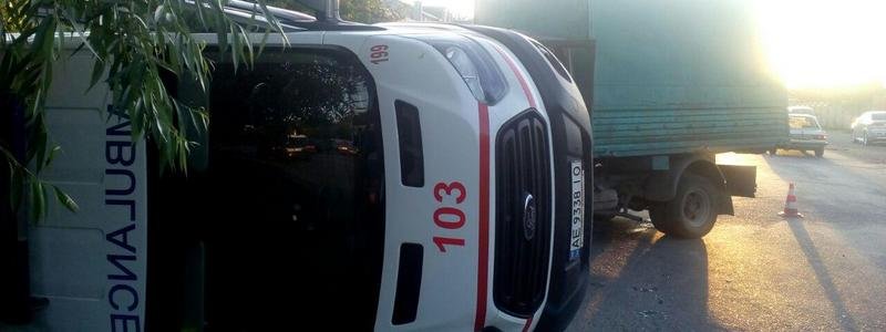 В Днепре столкнулись грузовик и скорая: автомобиль медиков перевернулся с пострадавшим на борту