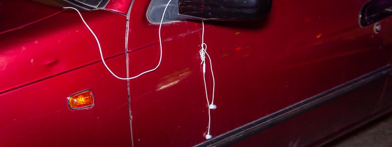 В Днепре на Слобожанском Daewoo сбил парня: от удара наушники намотало на боковое зеркало авто