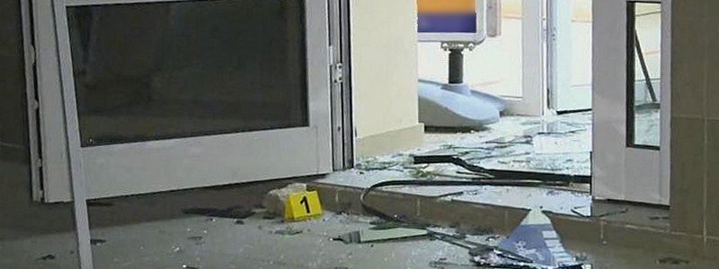 Ночью в центре Днепра разбили двери отделения "Альфа-Банка"