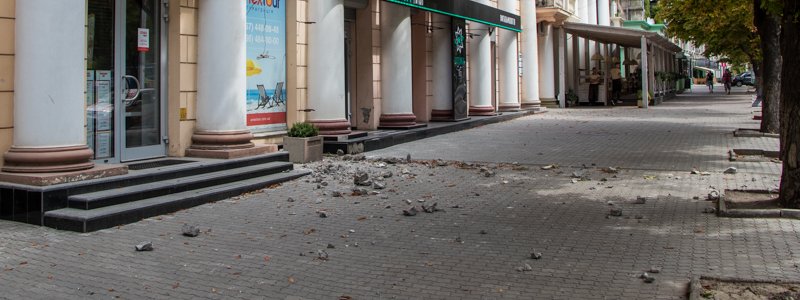 В Днепре на проспекте Яворницкого часть крыши обрушилась на тротуар
