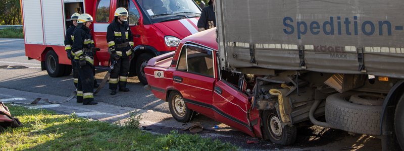 На въезде в Днепр ВАЗ на скорости "залетел" под фуру: водитель погиб на месте