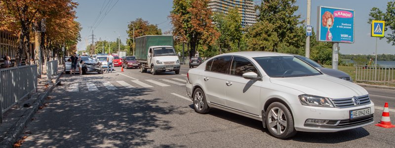 В Днепре на Сичеславской Набережной столкнулись Volkswagen и Hyundai: образовалась пробка