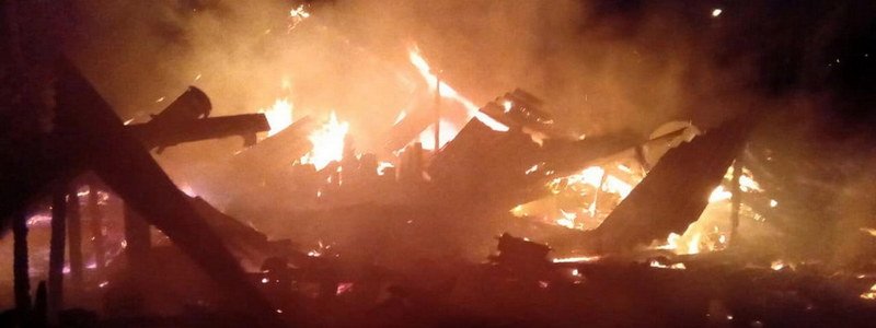 На Камышовой в Днепре сгорел жилой дом: у мужчины ожоги 40% тела