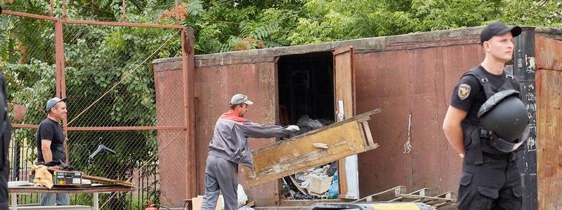 В Каменском продолжают сносить незаконные сооружения
