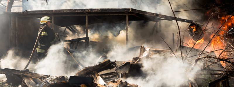 В Днепре напротив школы № 46 вспыхнул пожар: район окутал едкий дым