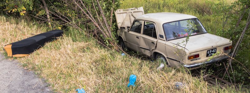 В Днепре на Донецком шоссе ВАЗ вылетел в кювет: двух женщин забрала скорая